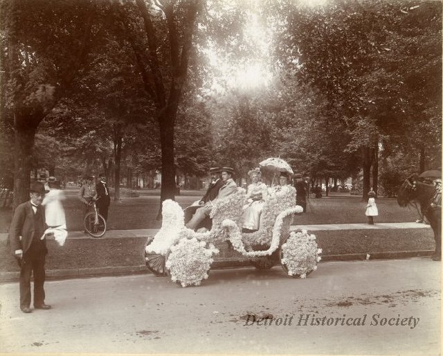 Photo dedicated to Ransom Olds, showing a decorated Olds auto, 1901 - 1953.026.007