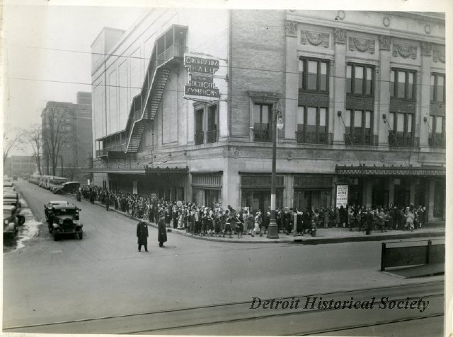 Students outside the Orchestra Hall, 1930s - 2013.028.118