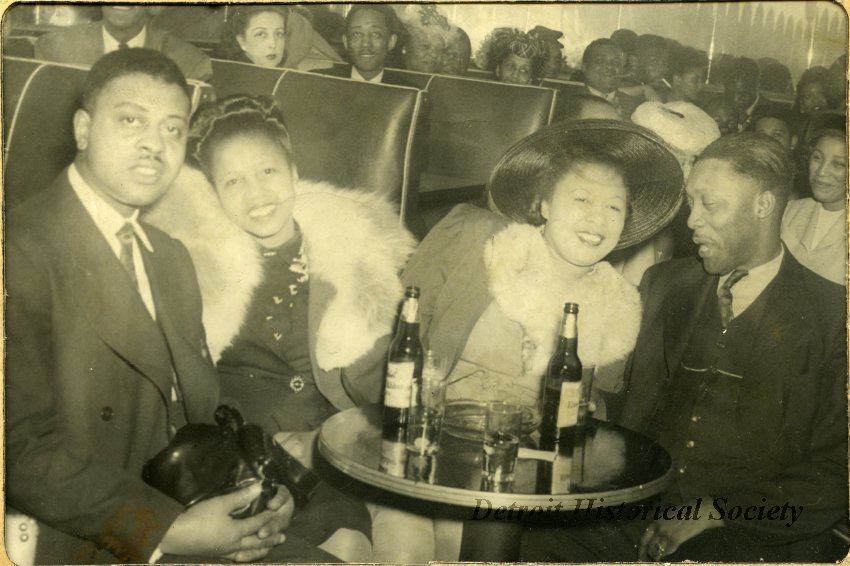 Souvenir photograph from Sportee’s Music Bar, 1940s – 2019.057.001